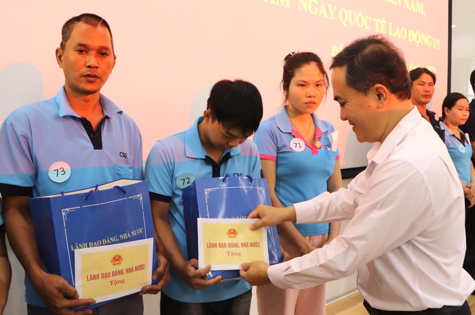 Phó Chủ tịch UBND tỉnh Đồng Nai Lê Trường Sơn tặng quà cho công nhân. Ảnh: HAC