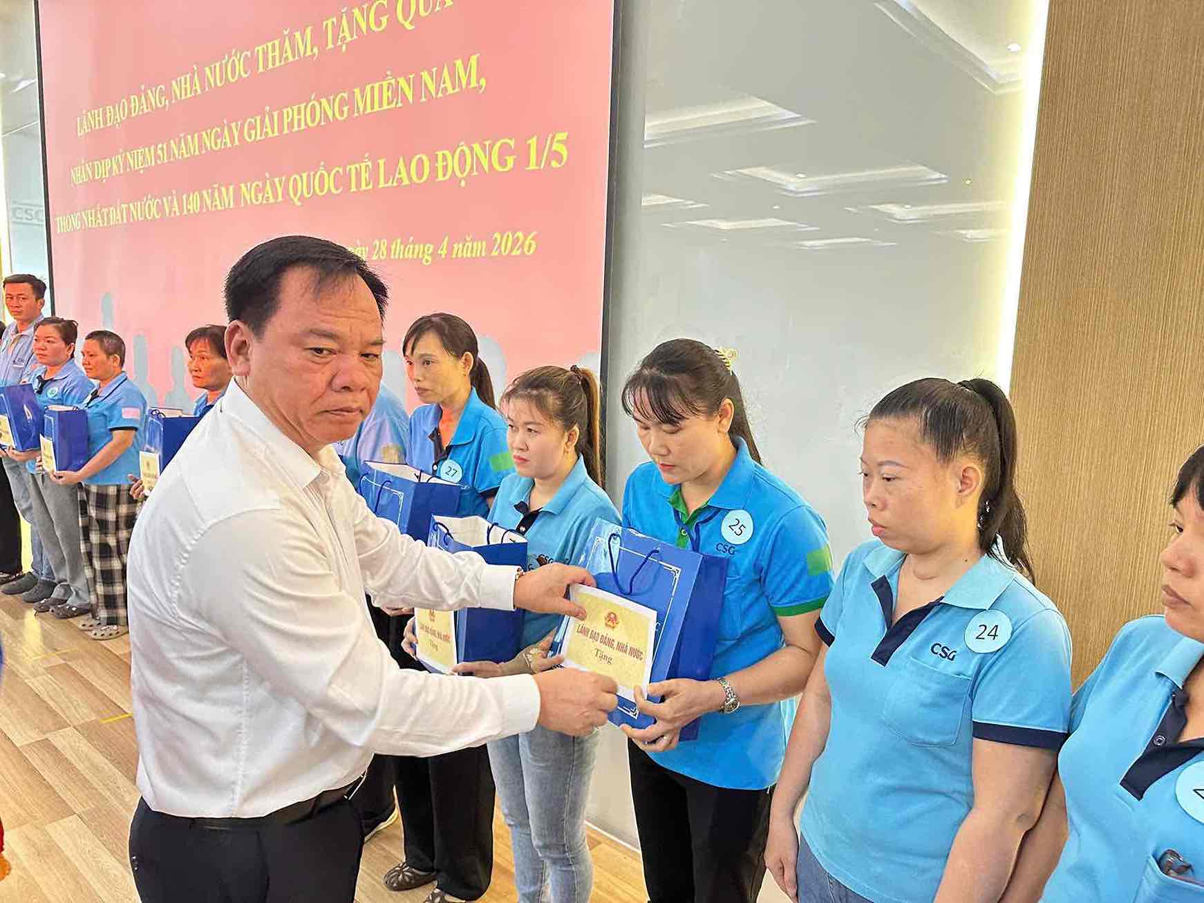 Phó Bí thư Tỉnh ủy Đồng Nai Võ Tấn Đức tặng quà cho công nhân. Ảnh: HAC