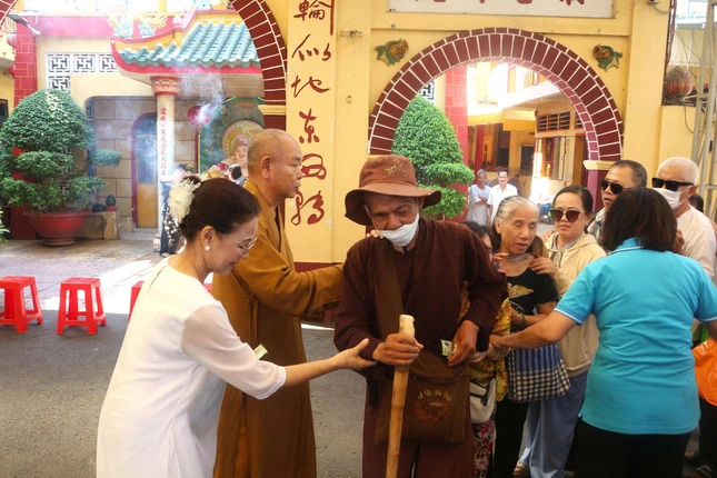 Trao quà cho những hoàn cảnh khó khăn tại chùa Long Hoa. Ảnh: Hoàng Phương