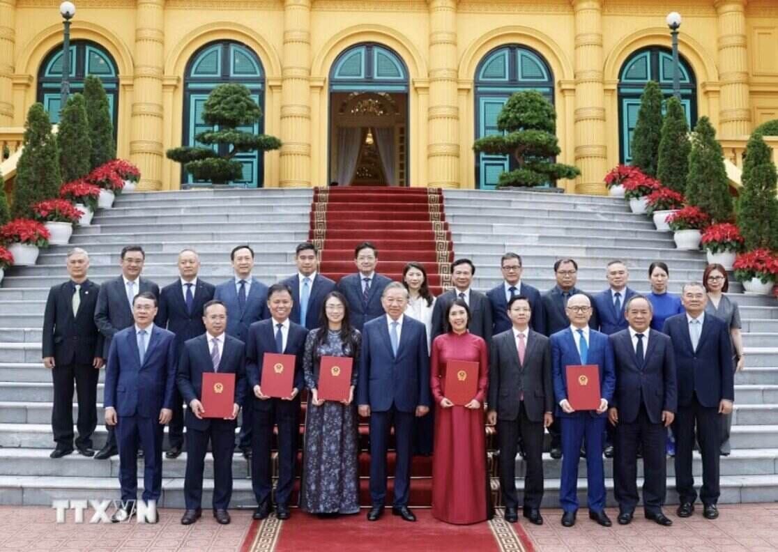 General Secretary and President To Lam, delegates and Ambassadors were awarded decisions. Photo: VNA