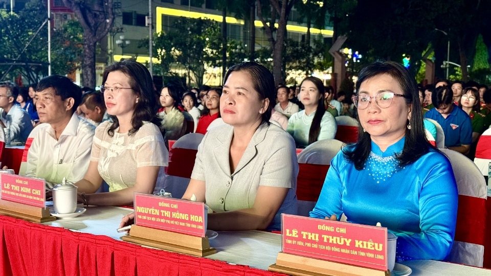 Lãnh đạo tỉnh dự chương trình nghệ thuật, cùng ôn lại truyền thống hào hùng, khơi dậy niềm tự hào dân tộc, hướng tới kỷ nguyên mới phát triển. Ảnh: Hoàng Lộc