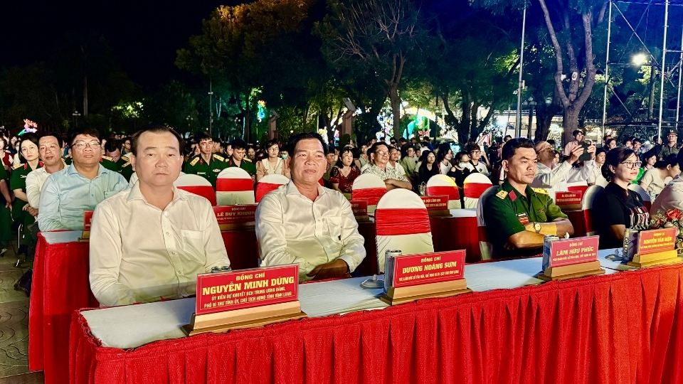 Chairman of the Provincial People's Council Nguyen Minh Dung (left cover), Director of the Department of Culture, Sports and Tourism Duong Hoang Sum (2nd from the left) attend the art program commemorating the 51st anniversary of the liberation of the South and national reunification. Photo: Hoang Loc