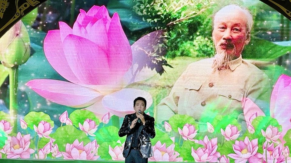 NSND Trọng Phúc biểu diễn tại chương trình nghệ thuật kỷ niệm 51 năm giải phóng miền Nam, mang đến không khí trang trọng, giàu cảm xúc. Ảnh: Hoàng Lộc