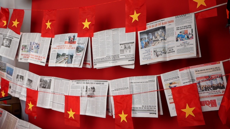 Hanoi photography studio is in high demand with white ao dai and red flag with yellow star concepts on the occasion of April 30