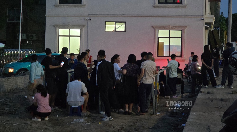 Từ tối ngày 28.4, đông đảo người dân đã xếp hàng giữ chỗ để được nhận phiếu hẹn nộp hồ sơ mua nhà ở xã hội vào ngày hôm sau. Ảnh: Như Hạ