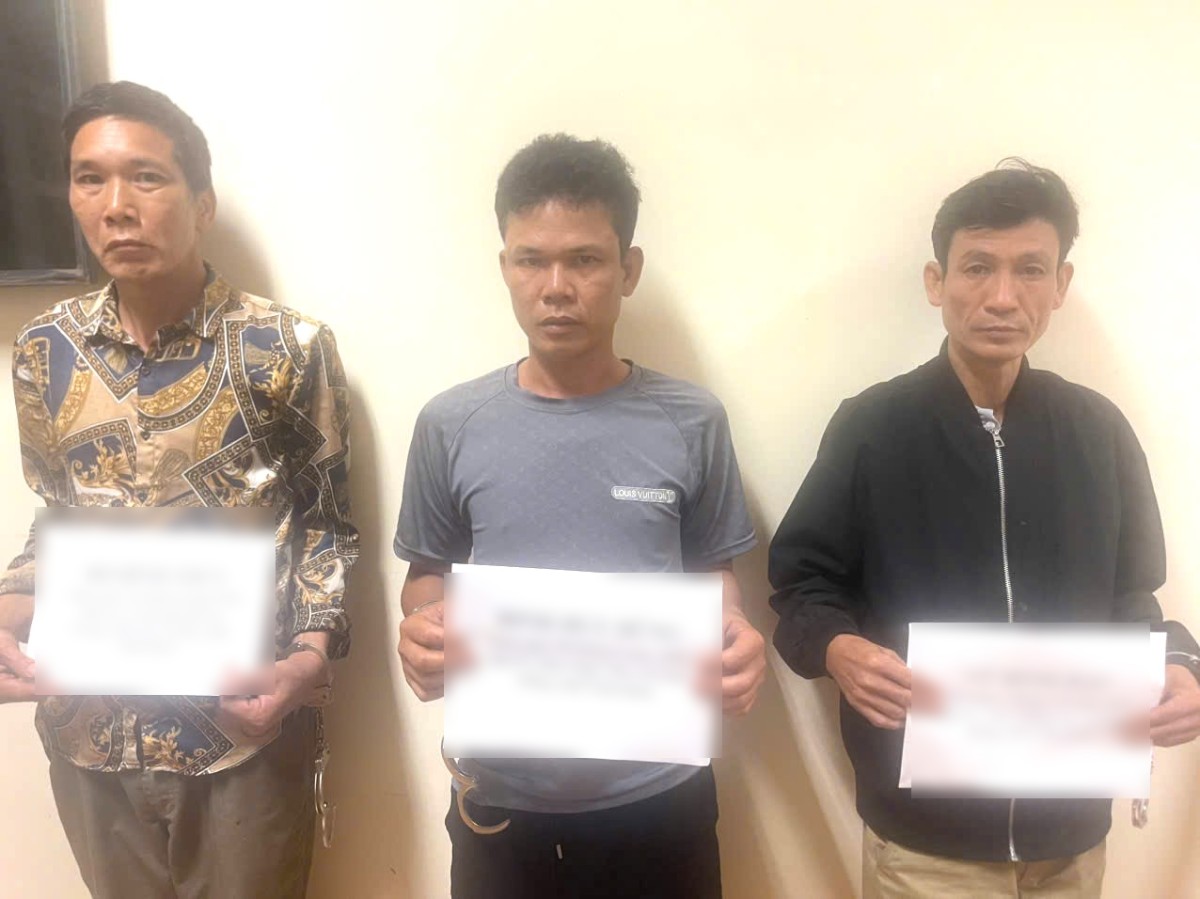 La policía de la comuna de Nam Hong, provincia de Ninh Binh, arrestó a 3 sujetos que organizaban el uso y el uso ilegal de drogas. Foto: Policía de Ninh Binh