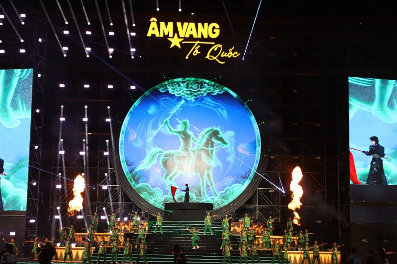 Ca sĩ Đức Phúc biểu diễn một trong những tiết mục mở màn chương trình. Ảnh: Minh Chính