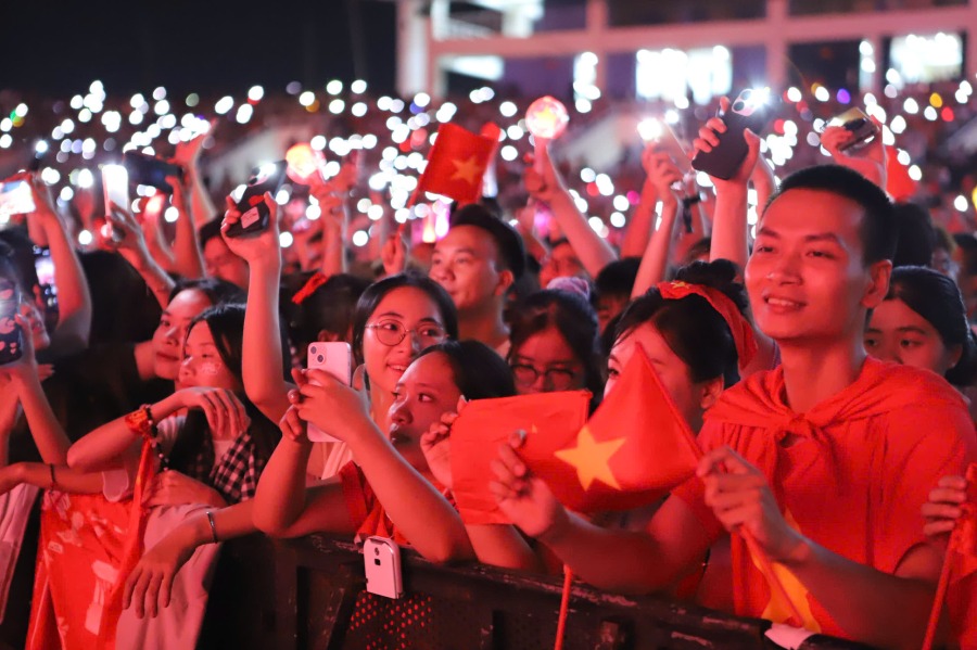 Hơn 40.000 khán giả tham dự đêm diễn nghệ thuật “Âm vang Tổ quốc“. Ảnh: Minh Chính