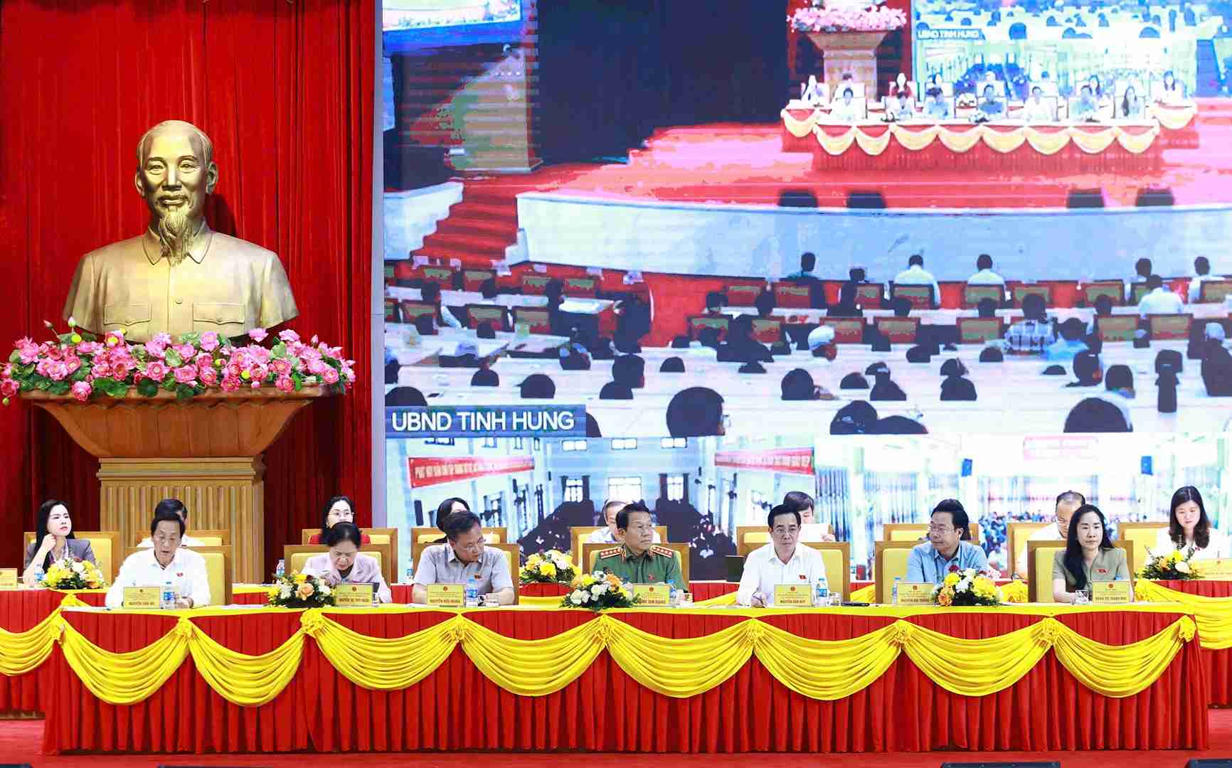 Bộ trưởng Lương Tam Quang cùng Đoàn đại biểu Quốc hội tỉnh Hưng Yên tiếp xúc cử tri sau Kỳ họp thứ Nhất, Quốc hội khóa XVI tại tỉnh Hưng Yên. Ảnh: Bộ Công an