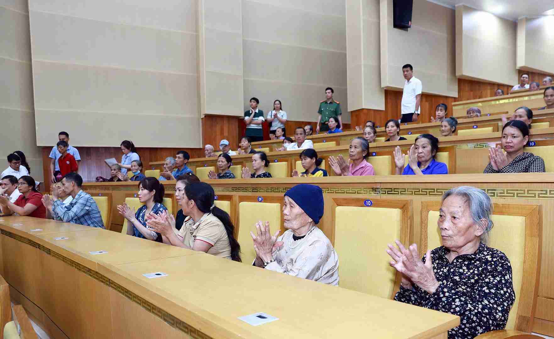 Các đại biểu, các cử tri dự buổi tiếp xúc cử tri.