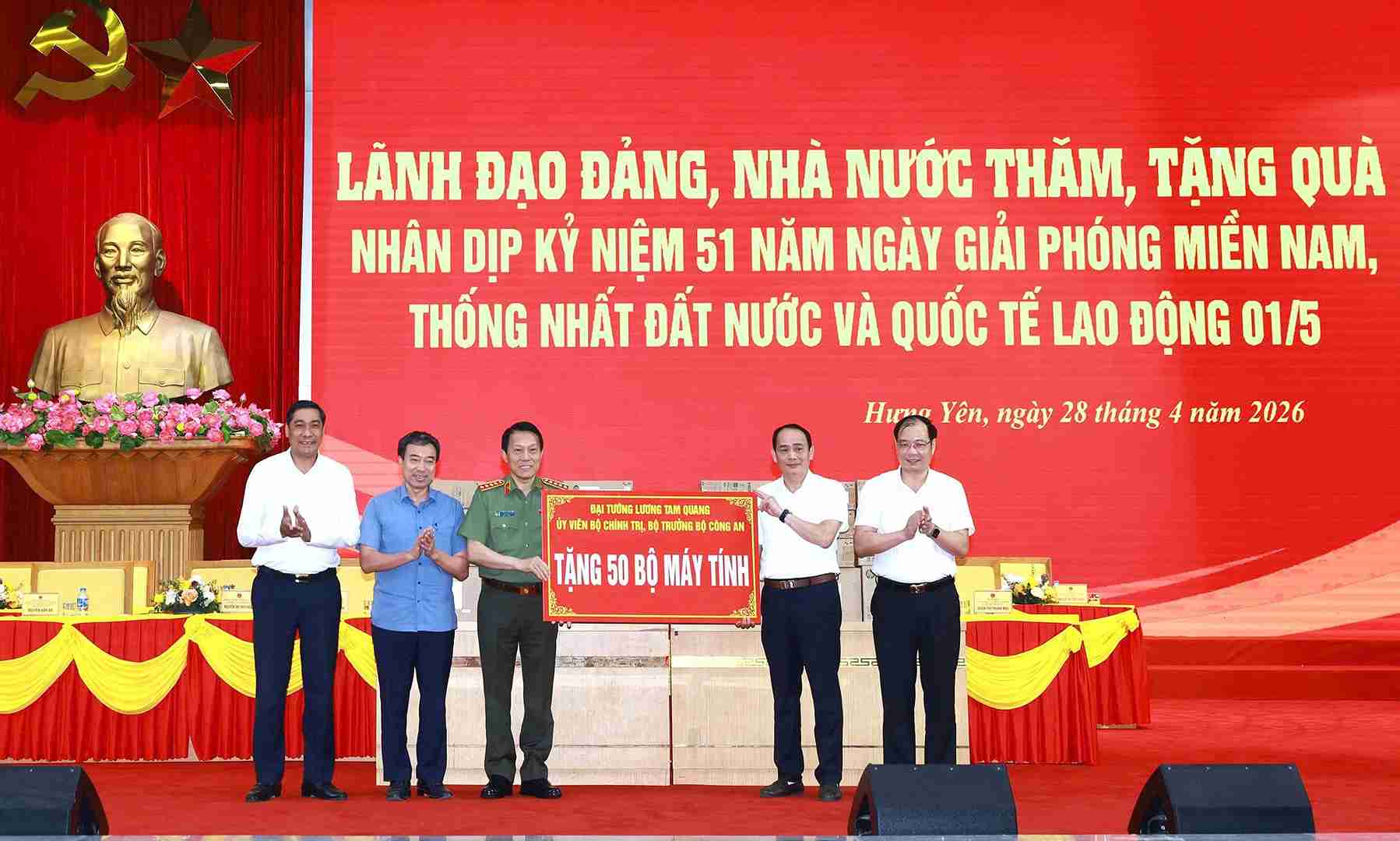 Bộ trưởng Lương Tam Quang trao tặng 50 bộ máy tính cho các xã, phường trên địa bàn tỉnh Hưng Yên.