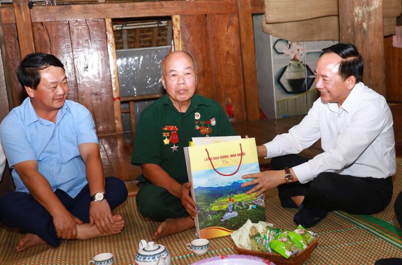 Head of the Central Propaganda and Mass Mobilization Commission Trinh Van Quyet visits and presents gifts to policy families in Tuyen Quang. Photo: Viet Bac