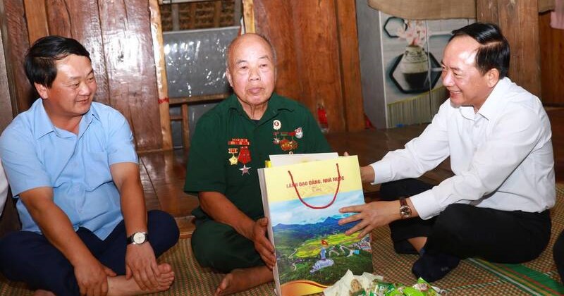 Trưởng Ban Dân vận Trung ương thăm, tặng quà tại Tuyên Quang