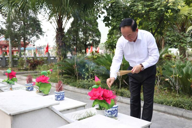Trưởng Ban Tuyên giáo và Dân vận Trung ương Trịnh Văn Quyết thắp hương các phần mộ tại Nghĩa trang liệt sĩ Vị Xuyên. Ảnh: Việt Bắc