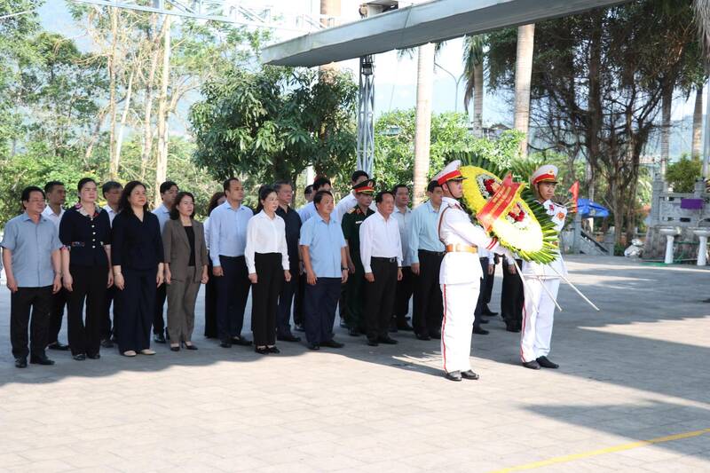 Trưởng Ban Tuyên giáo và Dân vận Trung ương Trịnh Văn Quyết cùng đoàn công tác dâng hoa, dâng hương tưởng niệm các anh hùng liệt sĩ. Ảnh: Việt Bắc