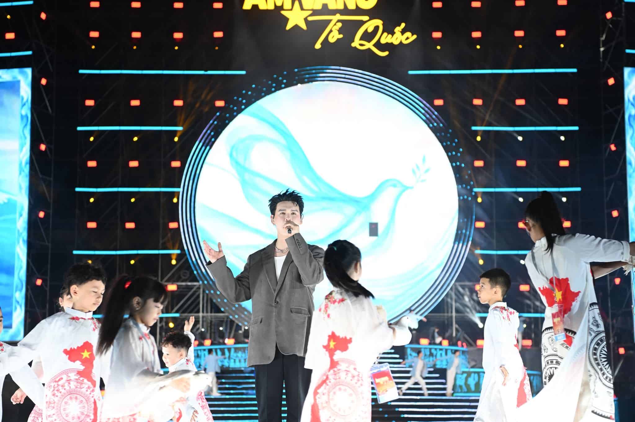 Nguyễn Trần Trung Quân trình bày ca khúc “Thịnh vượng Việt Nam sáng ngời” trong buổi tập duyệt. Ảnh Nghệ sĩ cung cấp