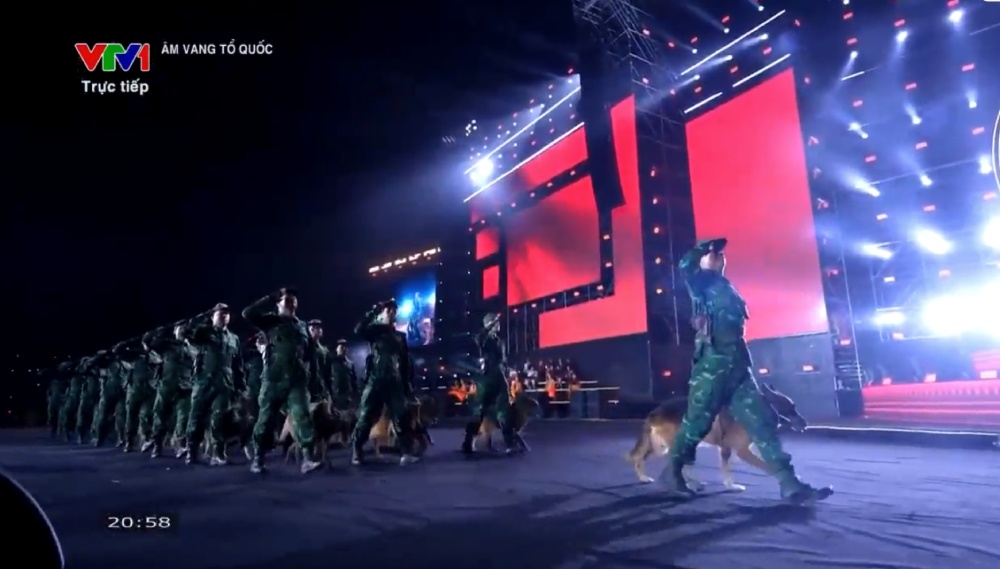 Lực lượng quân khuyển nghiệp vụ dưới sự chỉ đạo của các huấn luyện viên. Ảnh: Cắt từ video