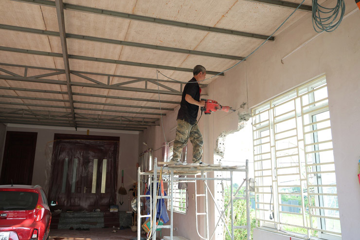 Households in Xom Dong village (Phu Nghia commune) are dismantling works to hand over land for the National Highway 6 expansion project. Photo: Phu Nghia Commune E-Portal