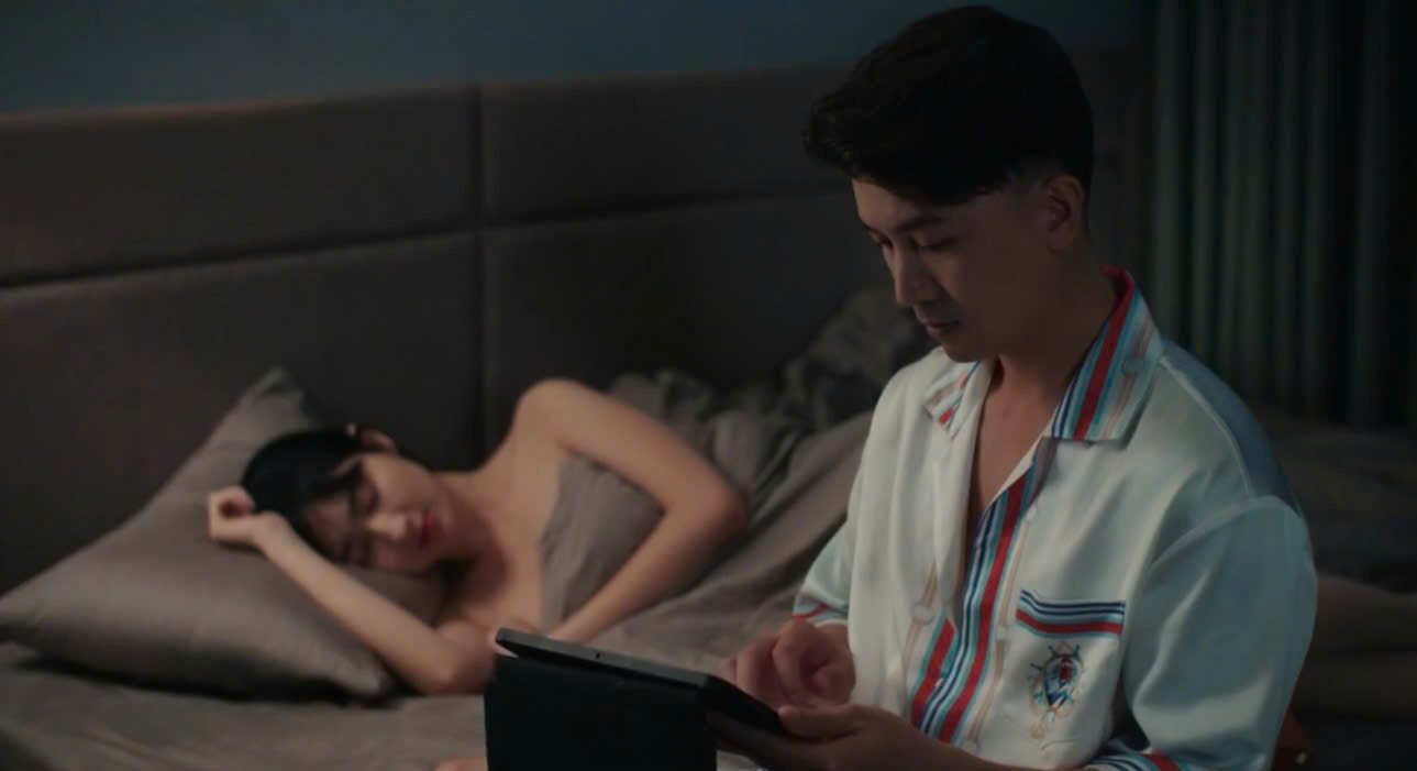 Dung takes advantage of Trang's sleep to release a clip of the project Trang is doing. Photo: VFC