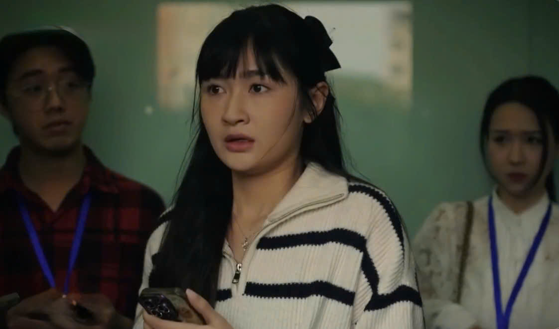 Trang hoảng hốt chạy đến công ty sau khi clip dự án bị phát tán. Ảnh: VFC