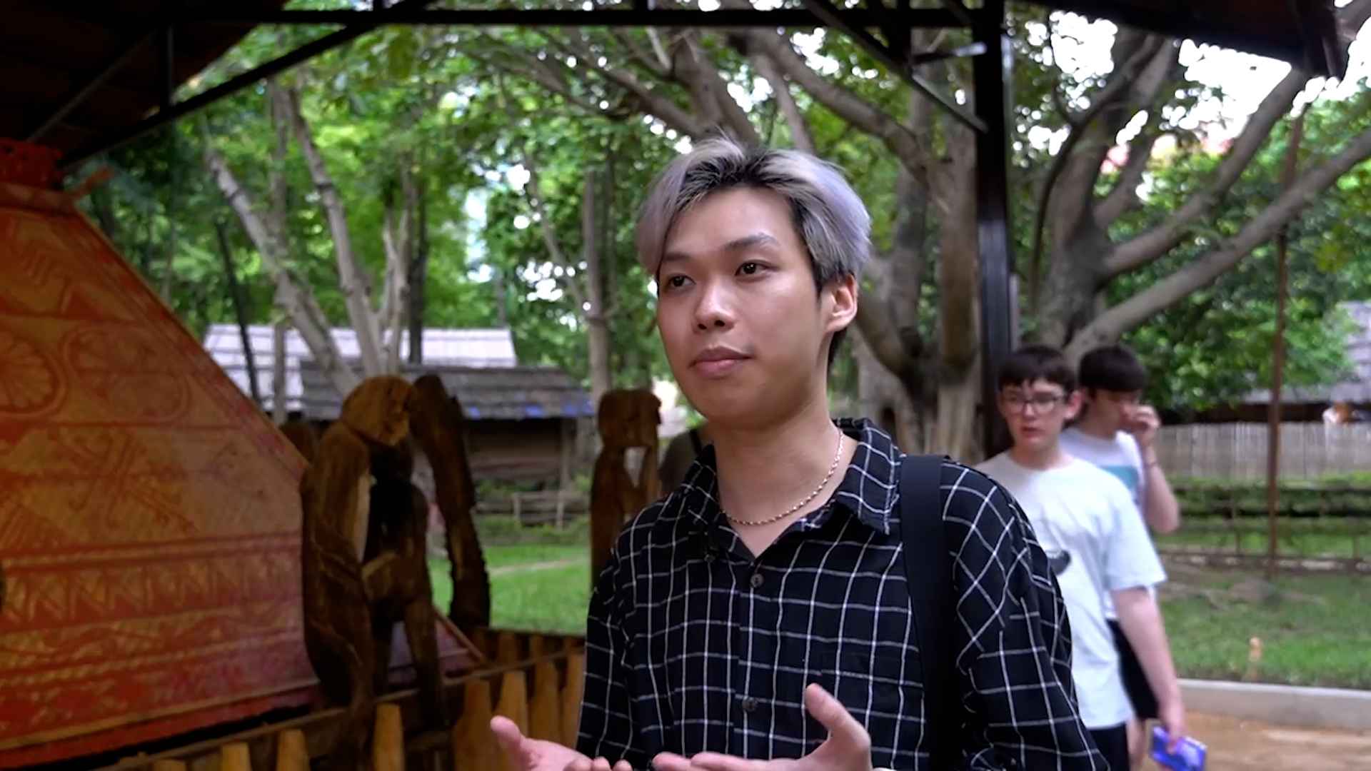 Bạn Vũ Việt Hoàng lần đầu đến Bảo tàng Dân tộc học Việt Nam. Ảnh: Phương Anh