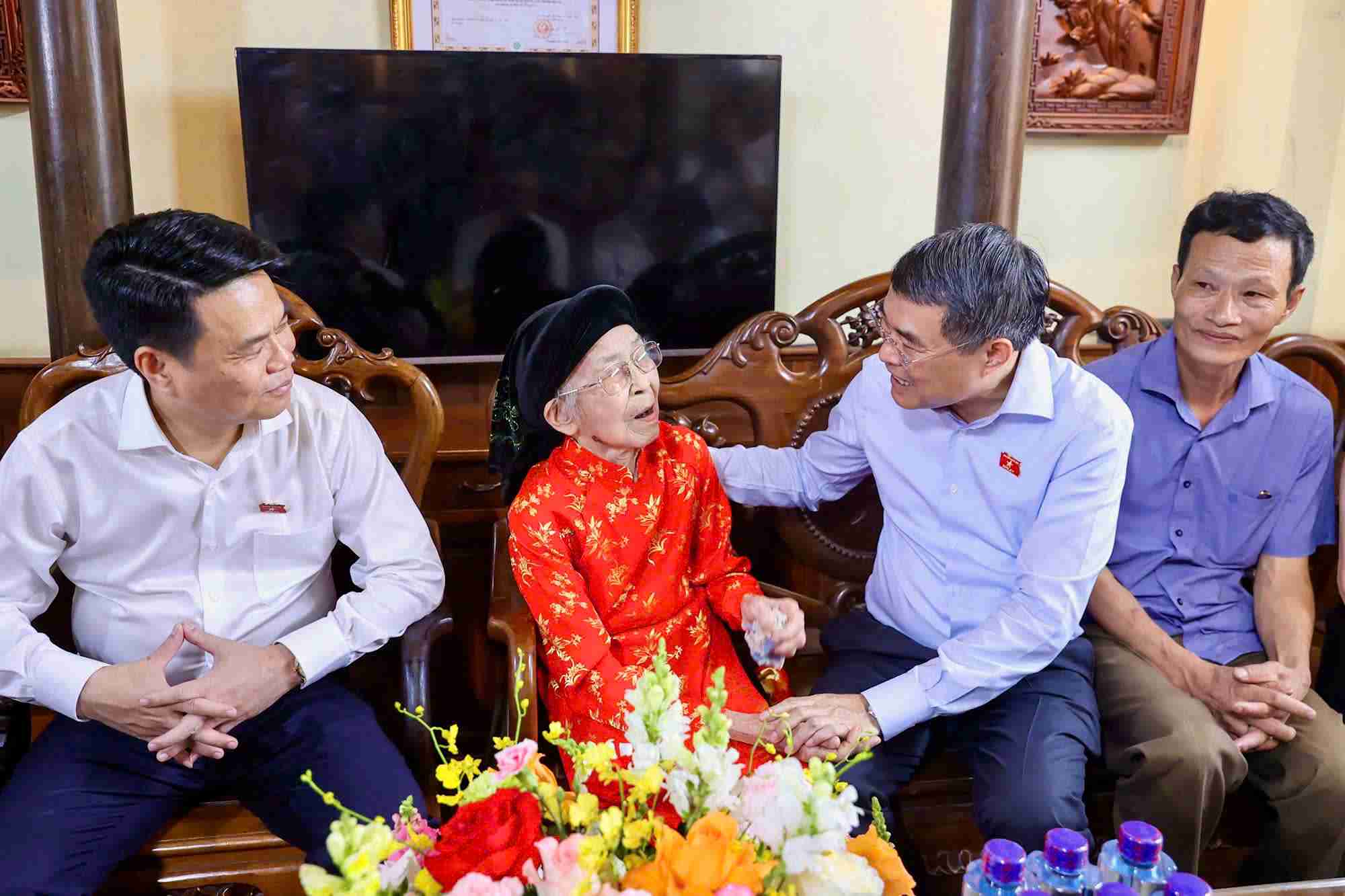 Đoàn công tác do Thủ tướng Chính phủ Lê Minh Hưng dẫn đầu thăm Bà mẹ Việt Nam Anh hùng Phạm Thị Hán. Ảnh: Cổng TTĐT Hải Phòng