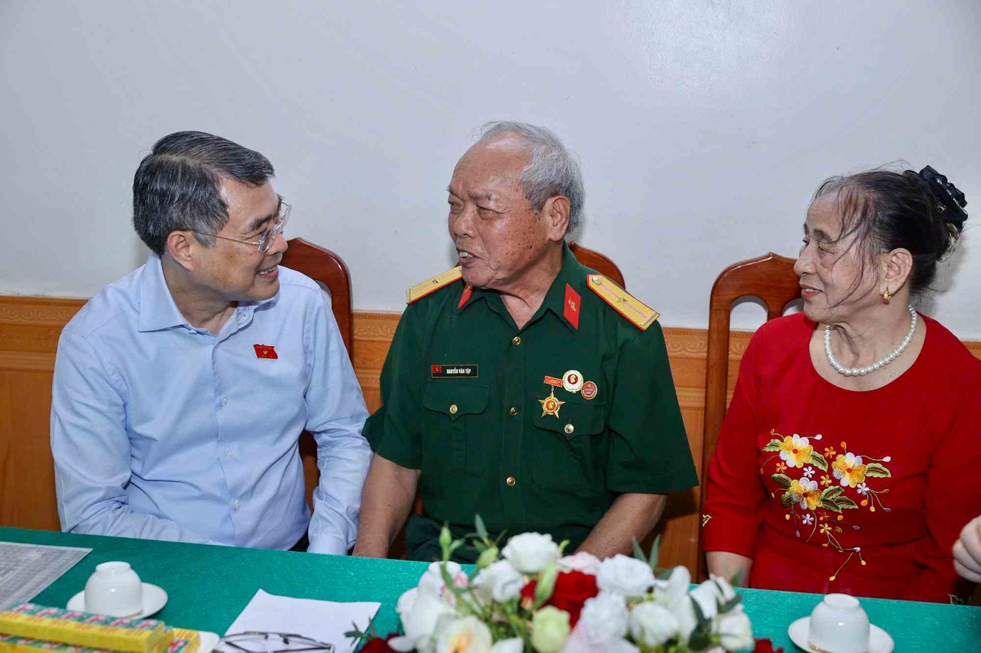 Prime Minister Le Minh Hung inquires about Mr. Nguyen Van Tap - a 44% wounded soldier. Photo: Hai Phong e-Portal