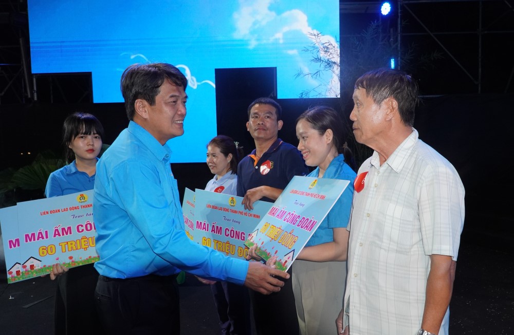 Des milliers d'ouvriers de Hô Chi Minh-Ville partagent l'atmosphère de la cérémonie de lancement du Mois des travailleurs 2026. Photo: Anh Tú