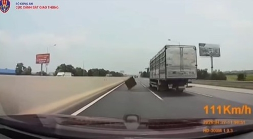 Driver fined for letting goods fall onto the highway. Photo: Traffic Police Department