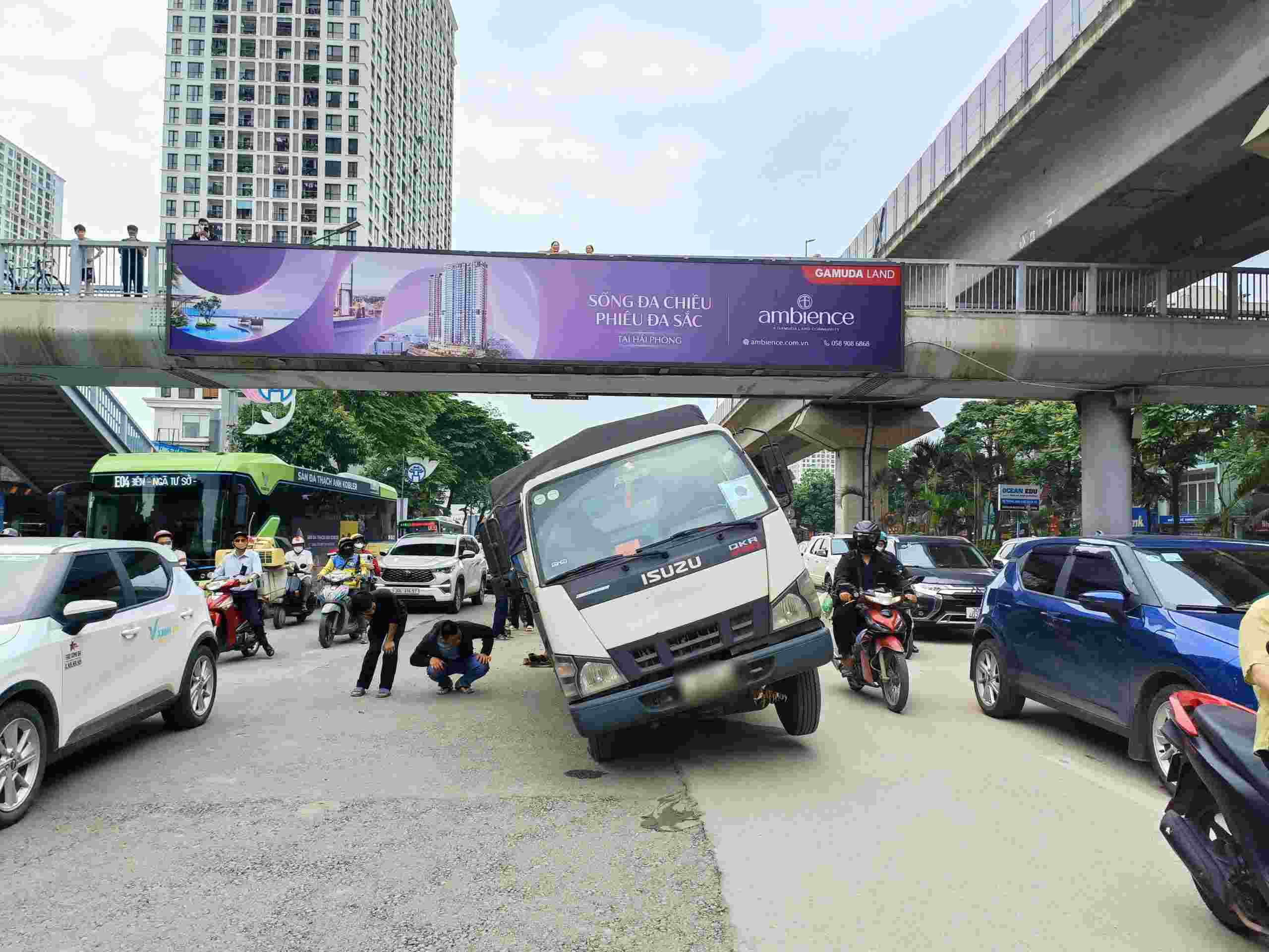 Hanoi requests urgent repair of damaged road surfaces on construction routes. Photo by To The