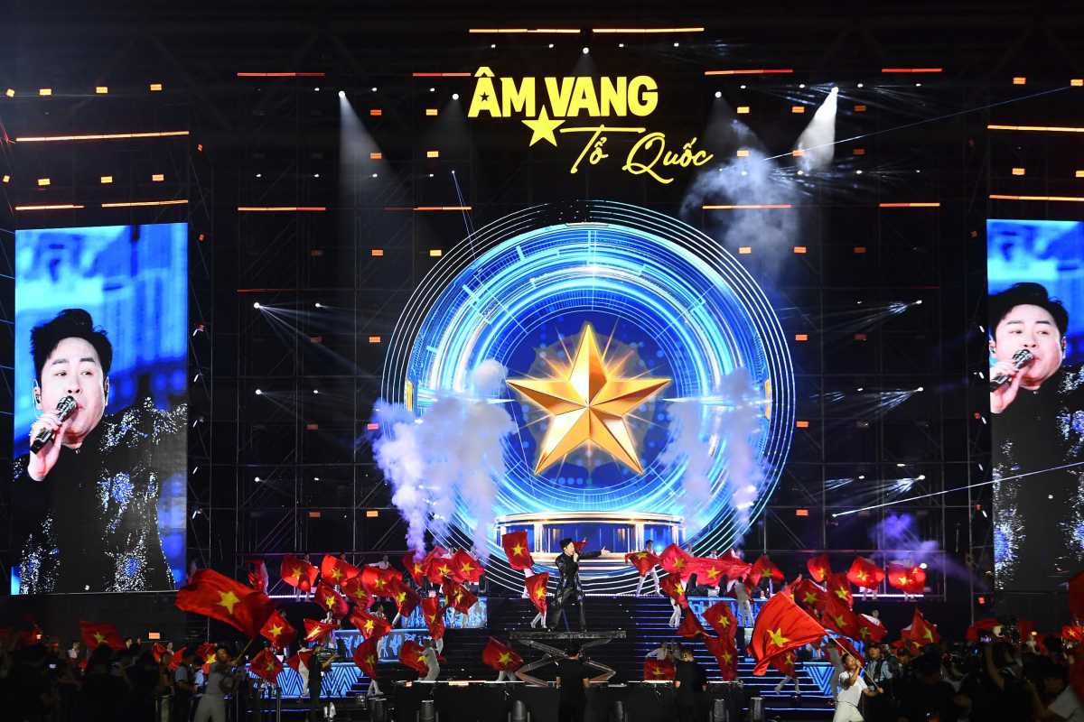 Nghệ sĩ trình diễn trong đêm nhạc “Âm vang Tổ quốc“. Ảnh: Tuấn Huy