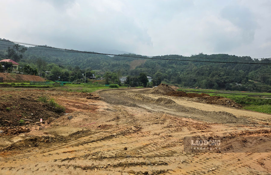 Many traffic projects in Lao Cai are under construction, lasting for many years. Photo: Bao Nguyen