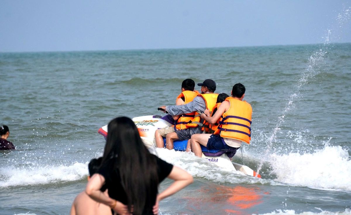 Các mô tô nước hoạt động lộn xộn ở khu vực bãi tắm. Ảnh: Quách Du 