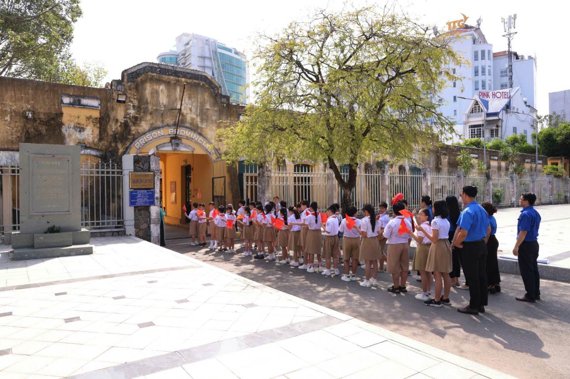 Hướng đến kỷ niệm 51 năm Ngày Giải phóng miền Nam, thống nhất đất nước (30.4.1975 – 30.4.2026), nhiều trường học đã tổ chức chương trình “Hành trình về nguồn” cho giáo viên và học sinh. 