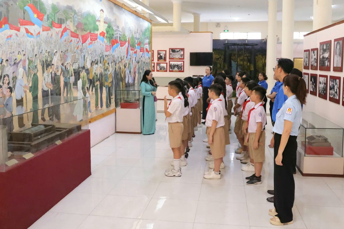 Tại Di tích Quốc gia Khám Lớn Cần Thơ, Bảo tàng TP Cần Thơ và Bảo tàng Quân khu 9, các em học sinh được tham quan, qua đó tìm hiểu lịch sử và thêm tự hào về truyền thống quê hương.