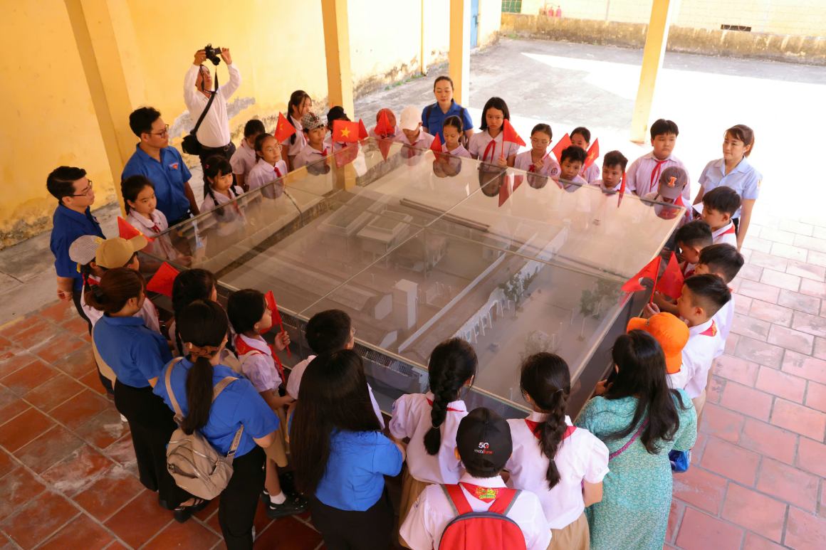 Trao đổi với phóng viên, bà Nguyễn Thị Hoàng Oanh – Phó Trưởng phòng Trưng bày – Giáo dục, Bảo tàng TP Cần Thơ cho biết, hướng tới các ngày lễ lớn, đơn vị đã chỉnh trang không gian trưng bày, đồng thời cập nhật nội dung giới thiệu để tăng tính hấp dẫn và phù hợp với các sự kiện lịch sử.