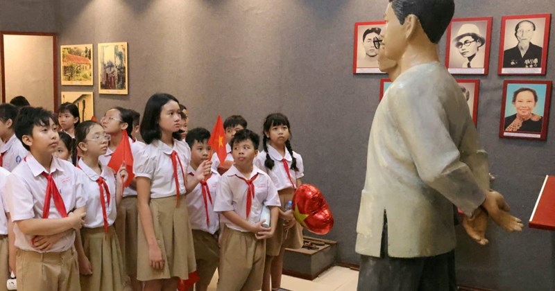 Địa chỉ Đỏ" lay động trái tim học sinh qua những câu chuyện lịch sử