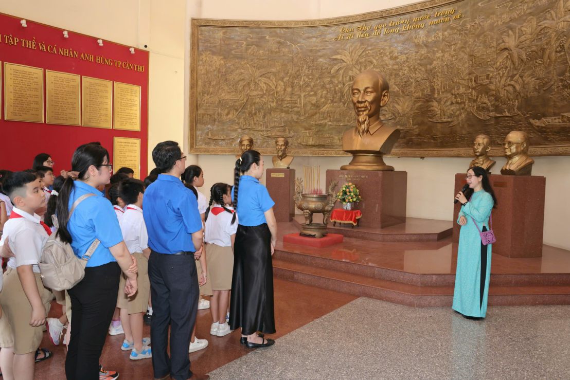 Trước đó, ngày 15.4, Bảo tàng TP Cần Thơ tổ chức triển lãm ảnh “Xứ Nam Kỳ” tại cả hai cơ sở, đồng thời đón nhiều đoàn học sinh, khách tham quan trong tháng 4 với lịch phục vụ và thuyết minh được chuẩn bị chu đáo.