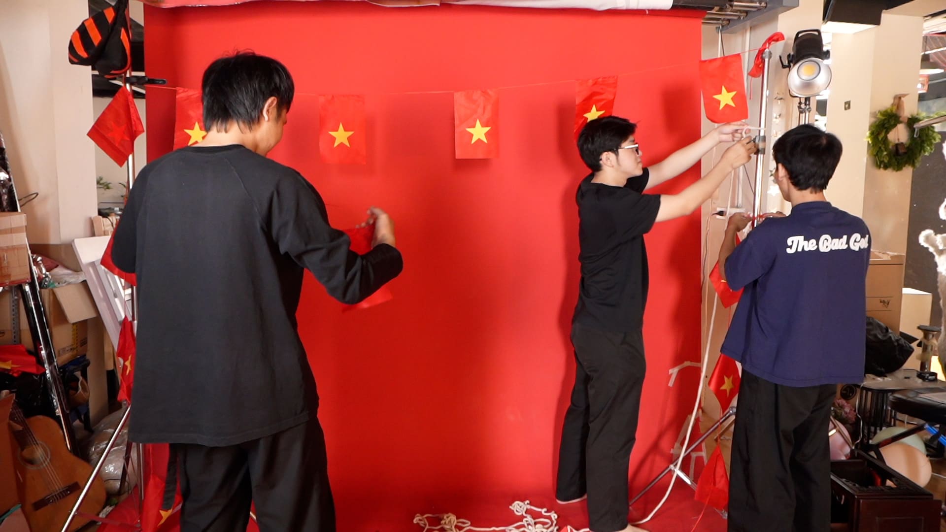 Recorded at a studio in Hanoi, the crew is busy preparing scenery and props to serve photography concepts for the 30th occasion. 4. Photo: Trang Anh