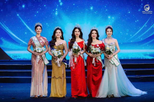 Top 5 Mrs Earth Vietnam 2026 gather beauty, bravery and confident demeanor on the final stage. Photo: Organizing Committee