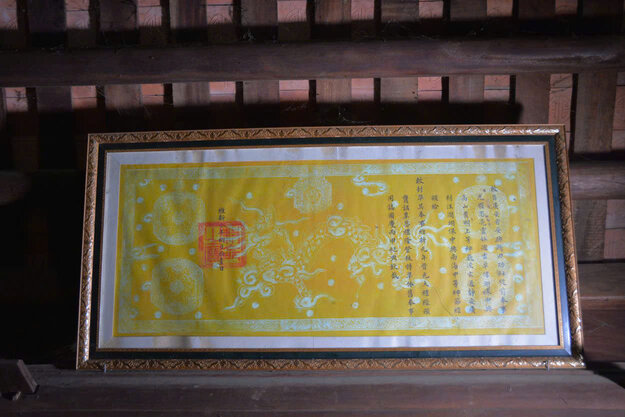 Sắc phong trong đình Đền Công. Ảnh: Kim Sơn