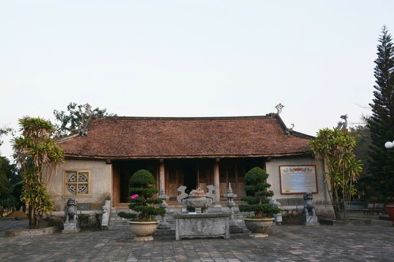 Dinh Den Cong by the Bach Dang River. Photo: Kim Son