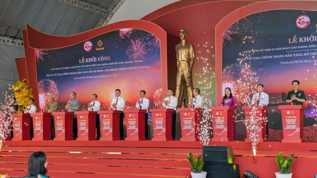 Bấm nút khởi công dự án cải tạo, chỉnh trang Bảo tàng Hồ Chí Minh. Ảnh: Anh Tú