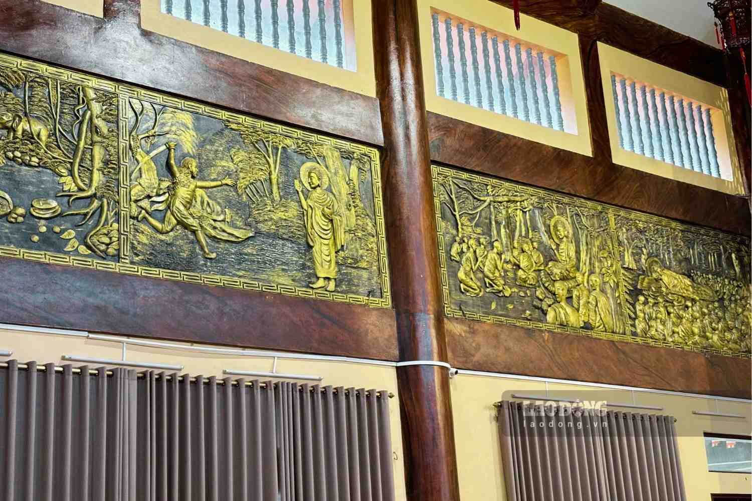 Đại Hùng Bảo Điện trang nghiêm với tượng Phật Thích Ca Mâu Ni và các bức phù điêu chạm khắc tinh xảo có nội dung về các điển tích Phật giáo. Ảnh: Nguyễn Đạt