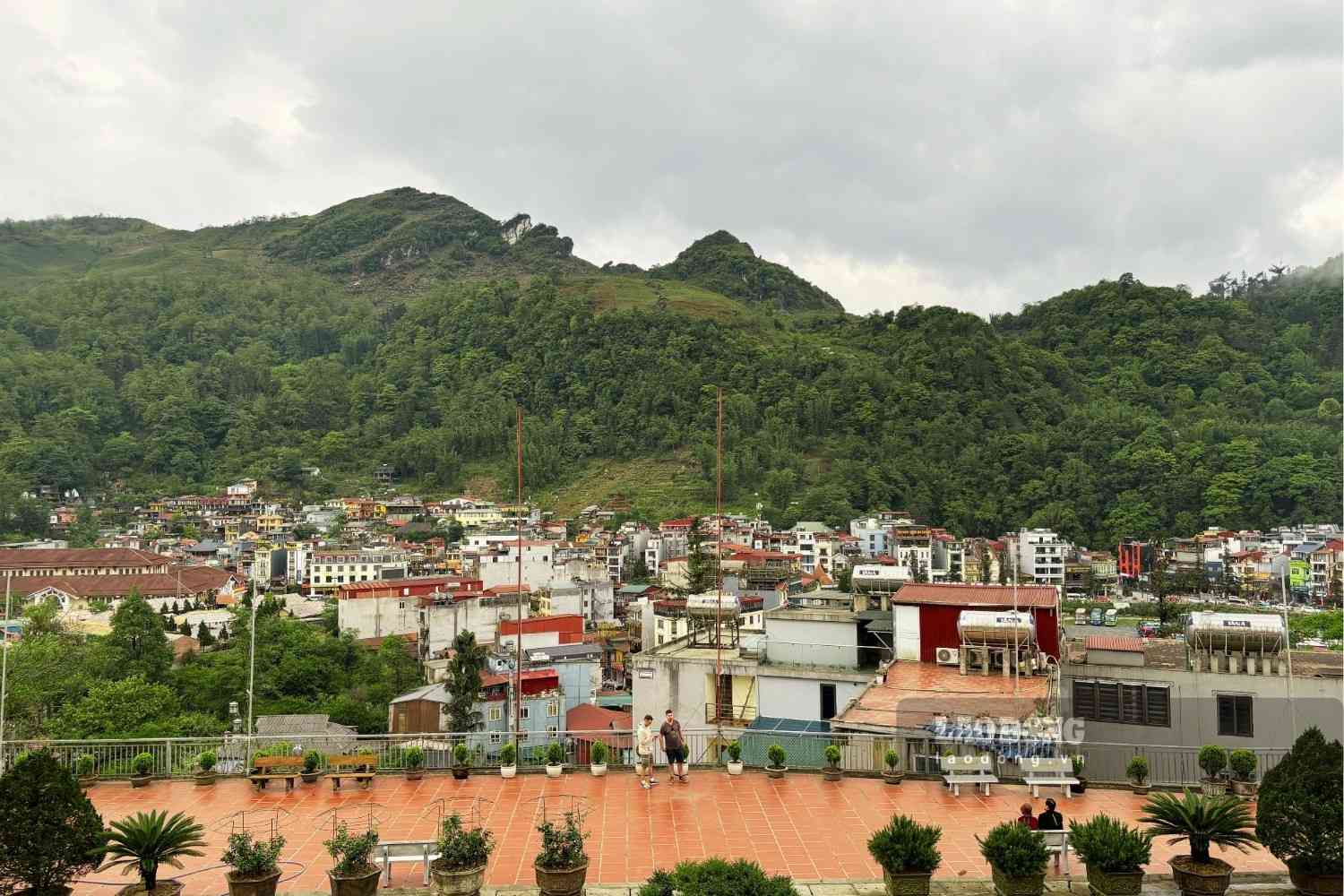 Từ Thiền viện, du khách có thể nhìn thấy toàn cảnh trung tâm Sa Pa. Ảnh: Nguyễn Đạt