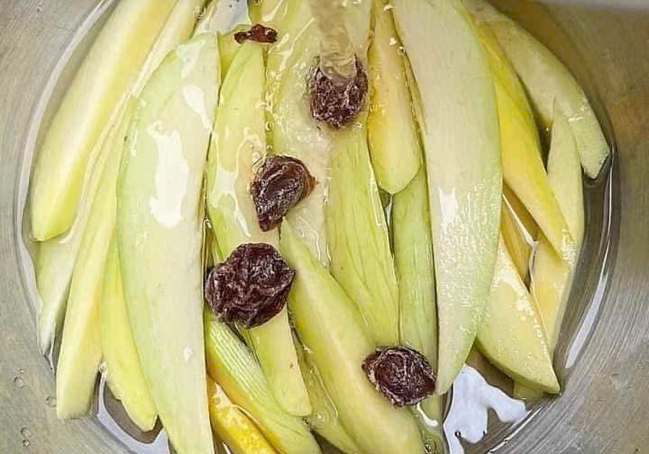 Cómo hacer mango marinado con xí muội crujiente, delicioso y sencillo que las amas de casa pueden consultar. Foto: Thu Hang