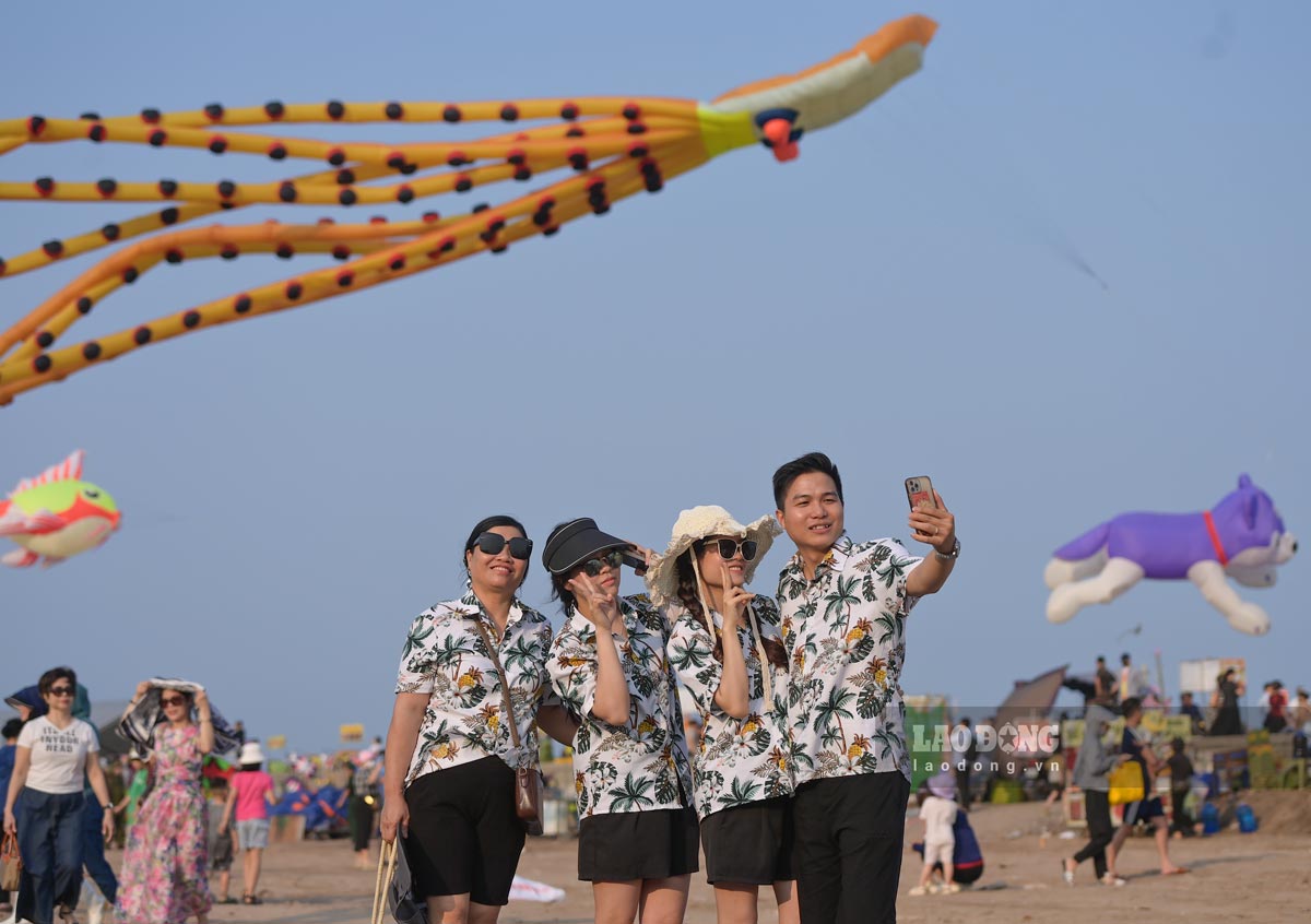 People excitedly check-in at the kite flying festival. Photo: Ha Vi