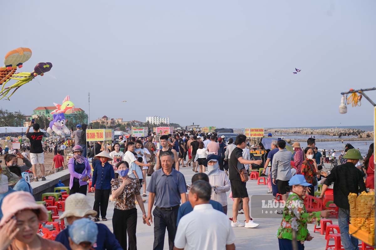Rất đông người dân, du khách đổ về tham gia mùa du lịch biển Ninh Bình 2026. Ảnh: Hà Vi