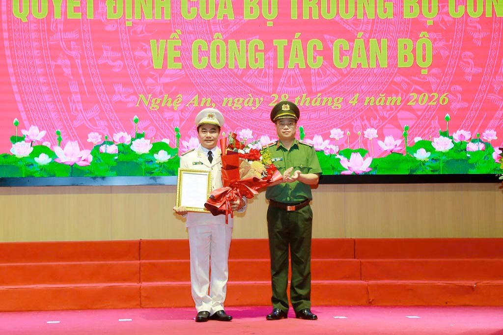 Thiếu tướng Đinh Việt Dũng - Giám đốc Công an tỉnh Nghệ An trao Quyết định điều động Đại tá Nguyễn Huy Khích - Phó Cục trưởng Cục An ninh chính trị nội bộ giữ chức vụ Phó Giám đốc Công an tỉnh Nghệ An. Ảnh: Ngọc Anh