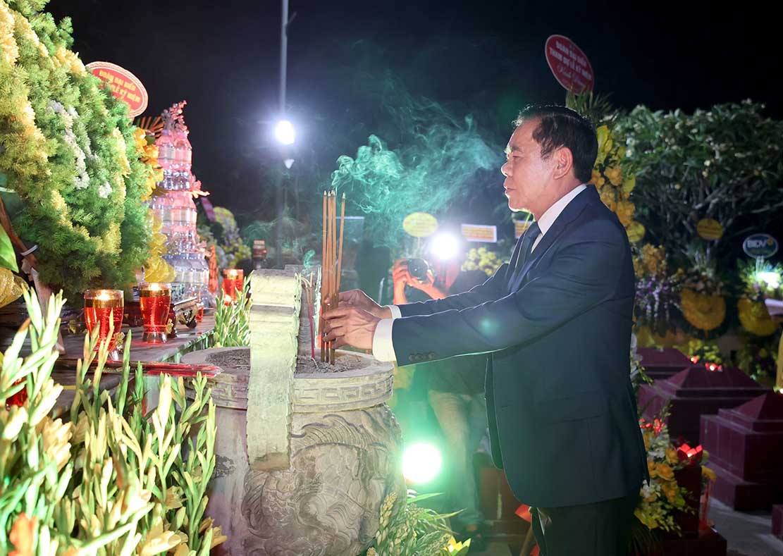 Chủ tịch UBND tỉnh Nghệ An Võ Trọng Hải dâng hương tưởng nhớ các anh hùng liệt sĩ. Ảnh: Quang An